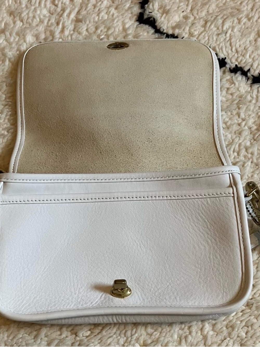 Coach Vintage White Leather Crossbody with Gold Turn-Lock - Picture 2 of 4